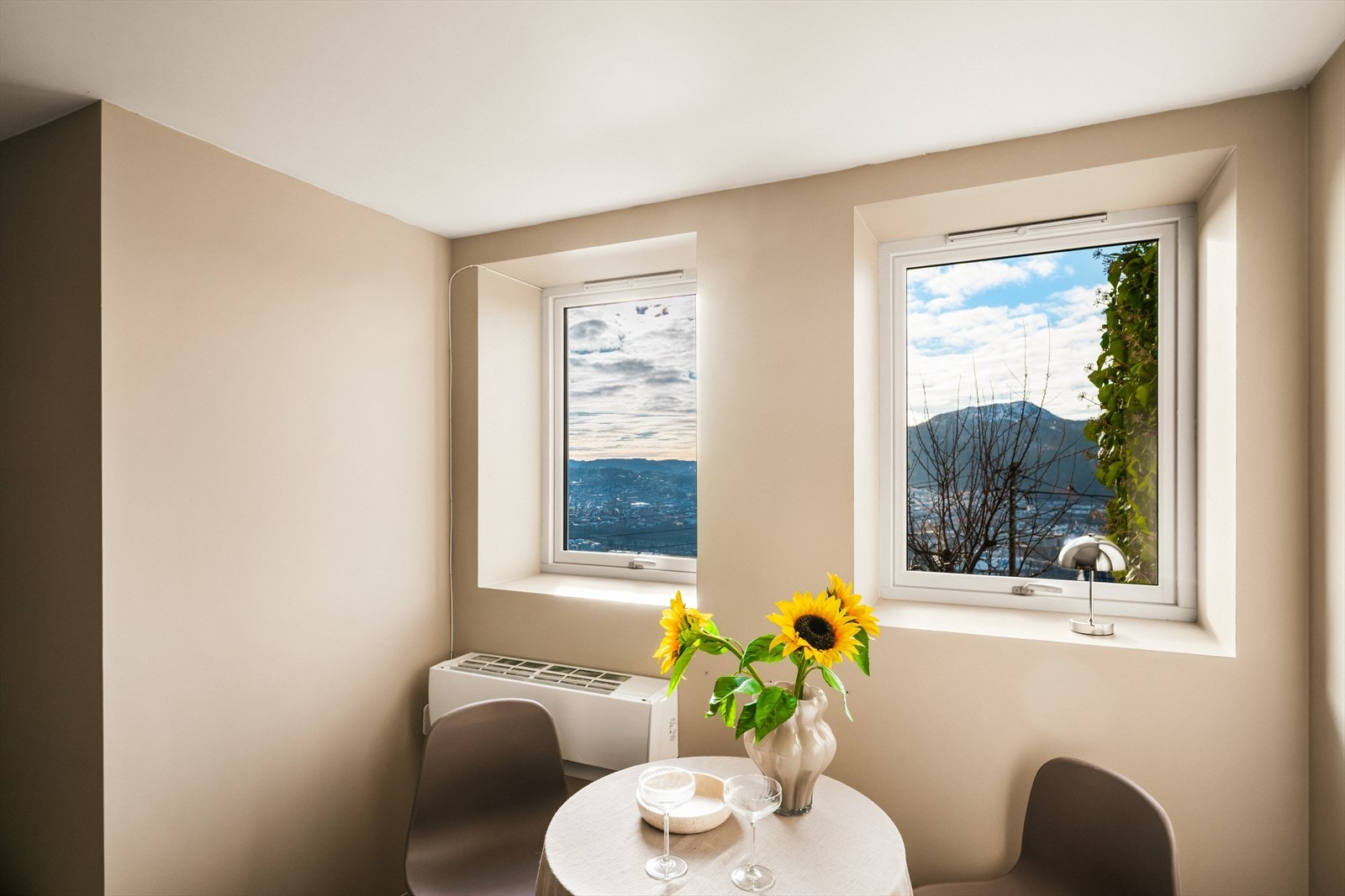 Varmepumpe installert i stue, som sikrer energieffektiv oppvarming og et behagelig inneklima året rundt. Galleribilde