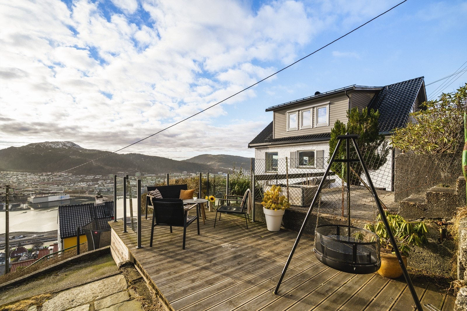 Felles terrasse like utenfor døren. Her kan morgenkaffen nytes i rolige omgivelser, og varme dager tilbringes ute med gode solforhold og hyggelig atmosfære. Galleribilde
