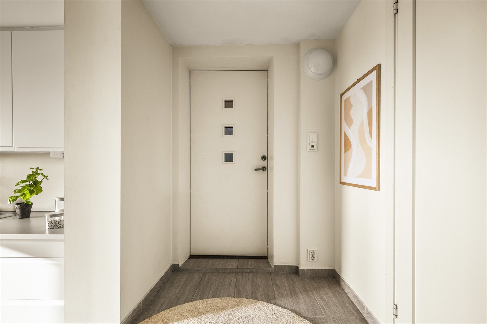 Her er det naturlig plass til skohylle og knagger for yttertøy, slik at entréen fremstår ryddig og funksjonell i hverdagen. Videre beveger vi oss ut til boligens uteområder. Galleribilde