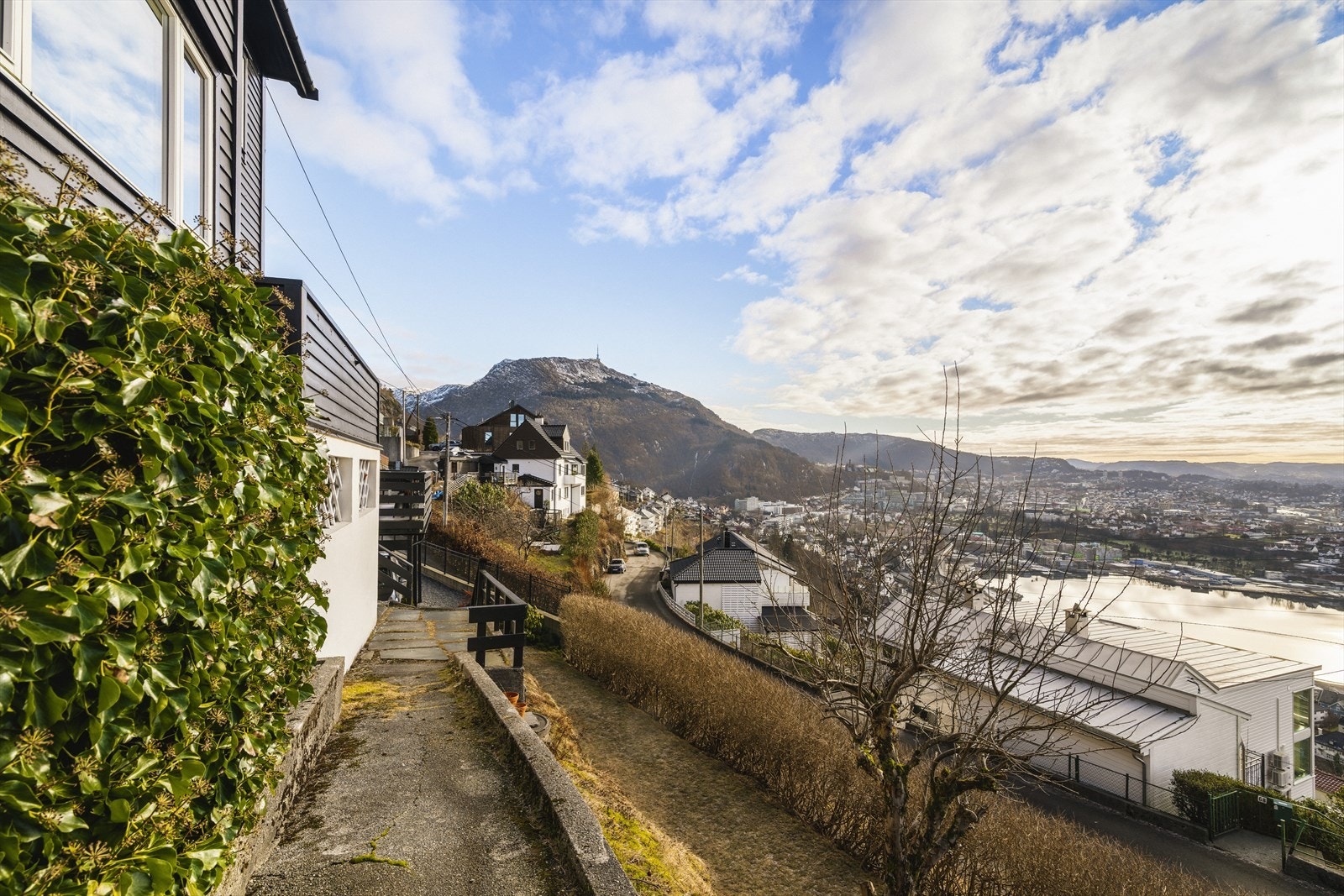 Videre går vi til carporten, som gir en praktisk og værbeskyttet parkeringsløsning. Galleribilde