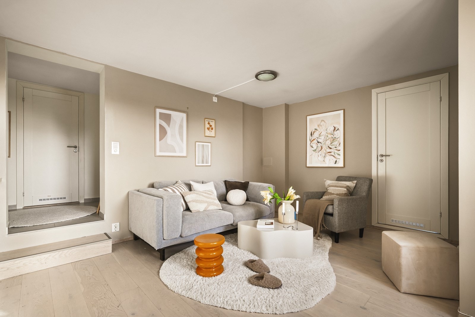 Stuen er malt i tidsriktige farger og har rikelig med naturlig lys fra store vindusflater. Galleribilde