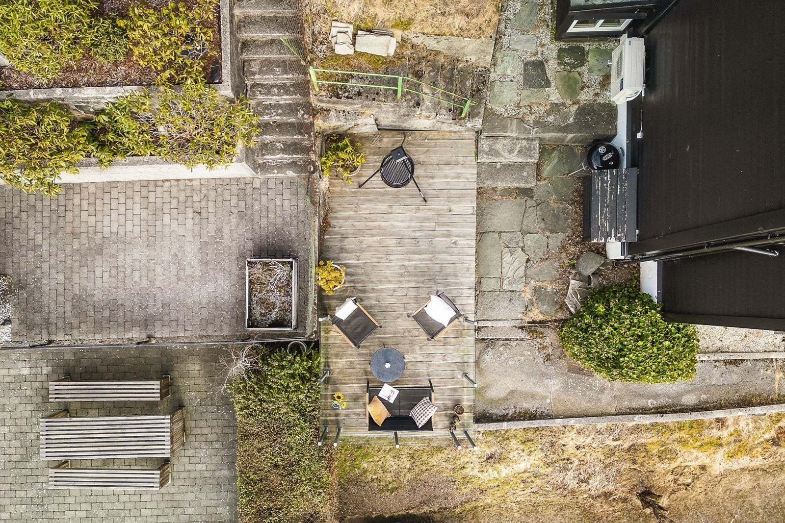 Felles terrasse på vestsiden med gode solforhold og et attraktivt uterom. Galleribilde