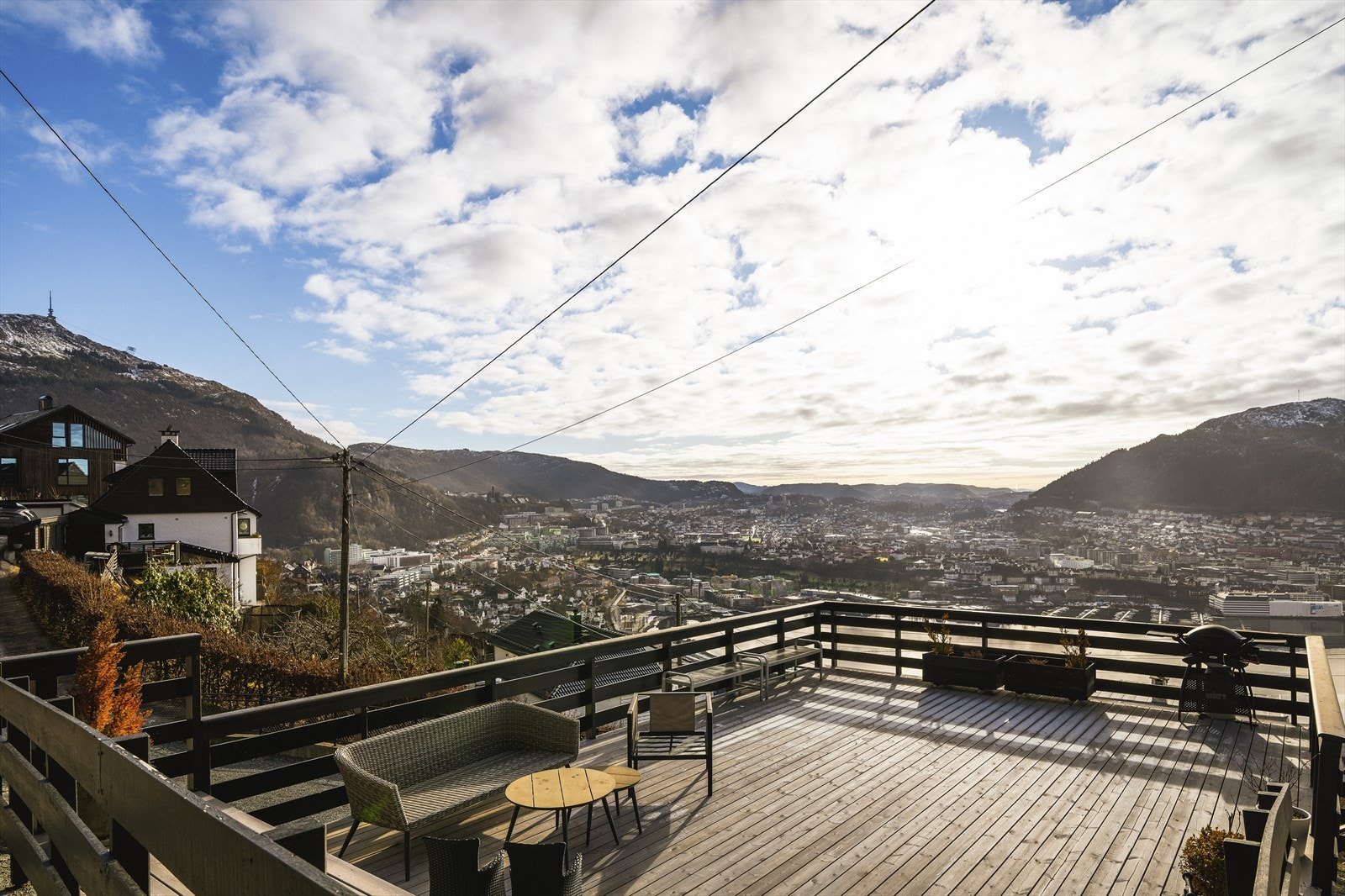 Felles terrasse på østsiden - et romslig uteområde hvor utsikten kan nytes i hyggelig lag med familie og venner. Galleribilde