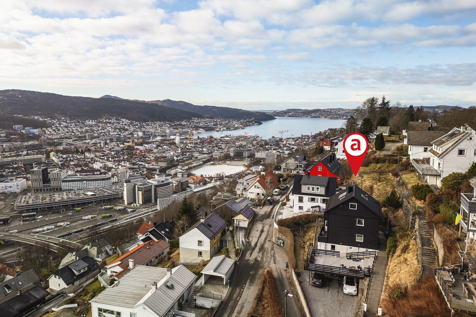 Boligen har en attraktiv og tilbaketrukket beliggenhet i Starefossen, med umiddelbar nærhet til både Bergen sentrum og flotte turområder i byfjellene. Galleribilde