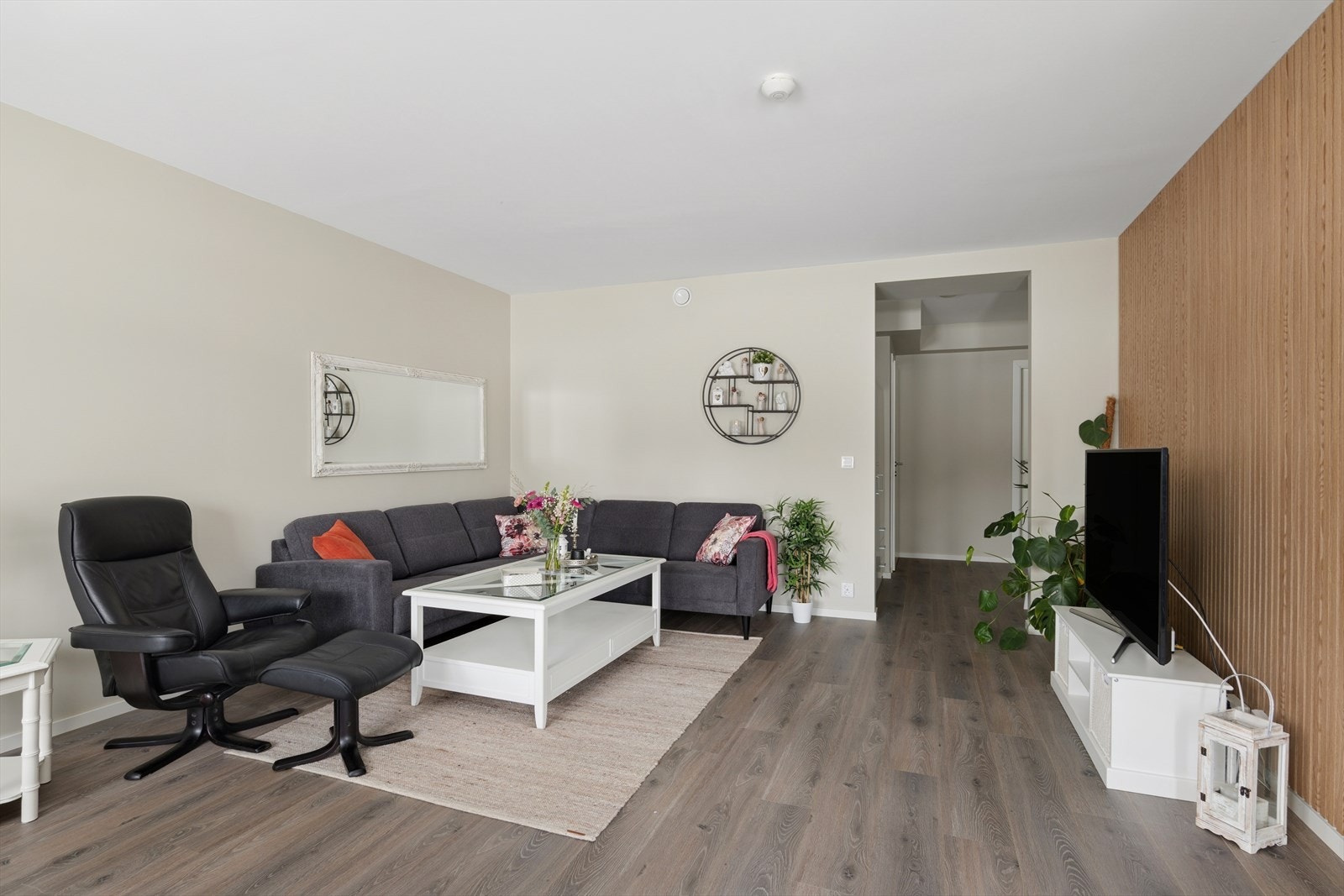 Spileveggen gir et tidsriktig og fint brekk i stuen Galleribilde