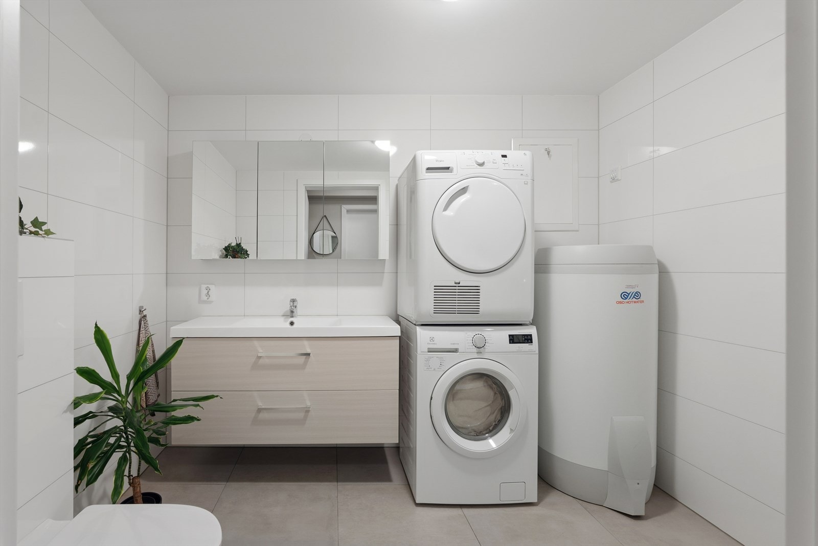 Moderne bad med opplegg for vaskemaskin og tørketrommel Galleribilde