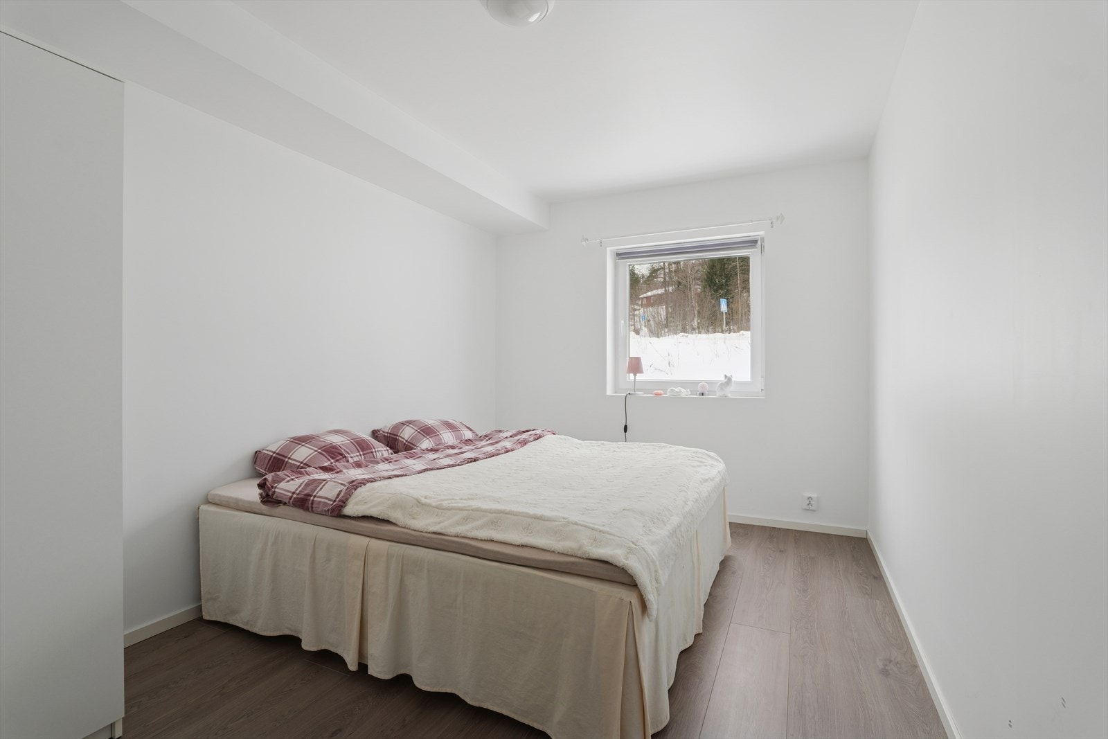 Hovedsoverommet er av god størrelse. Her er det plass til stor dobbeltseng samt at det er plass til garderobeløsning Galleribilde