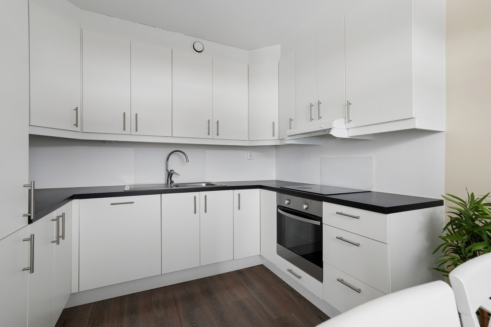 Praktisk kjøkken med integrerte hvitevarer og god arbeidsflate Galleribilde