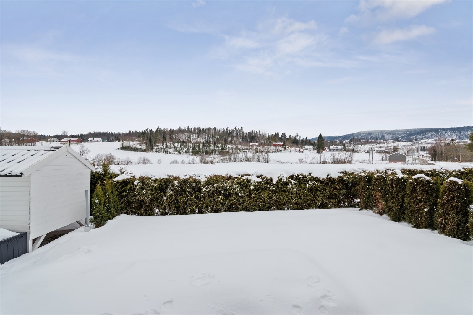 Uteplassen er av god størrelse, og her har du ingenting som skjermer for utsikten Galleribilde