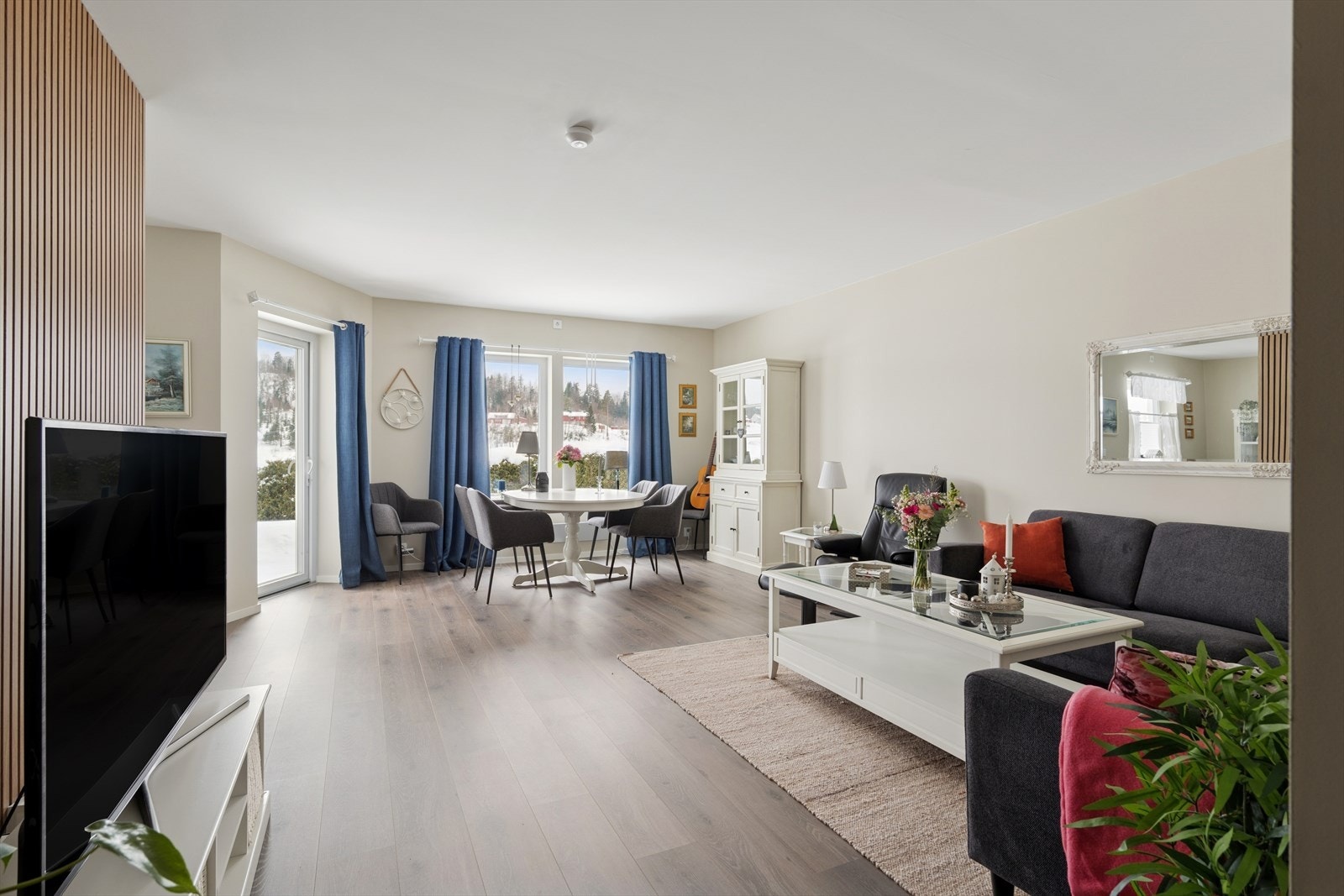 Lys og romslig stue med plass til både sofagruppe og spisebord Galleribilde