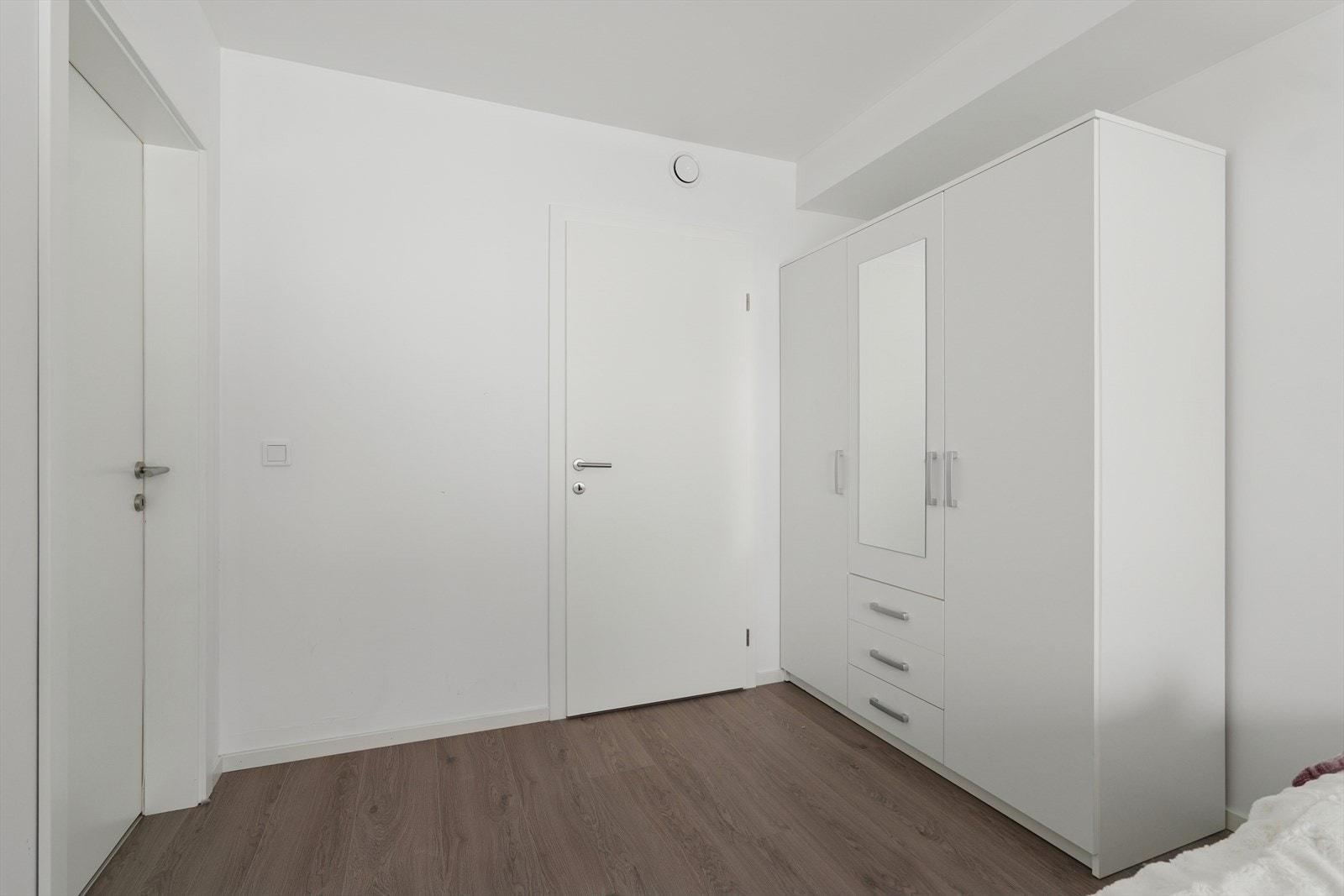 Boden blir i dag benyttet til oppbevaring, men her kan en eksempelvis innrede som walk-in. Galleribilde