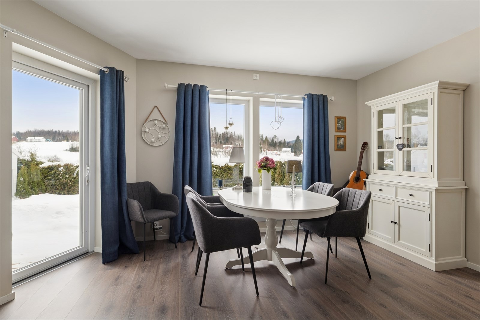 Stuen har store vindusflater som slipper inn rikelig med naturlig lys Galleribilde