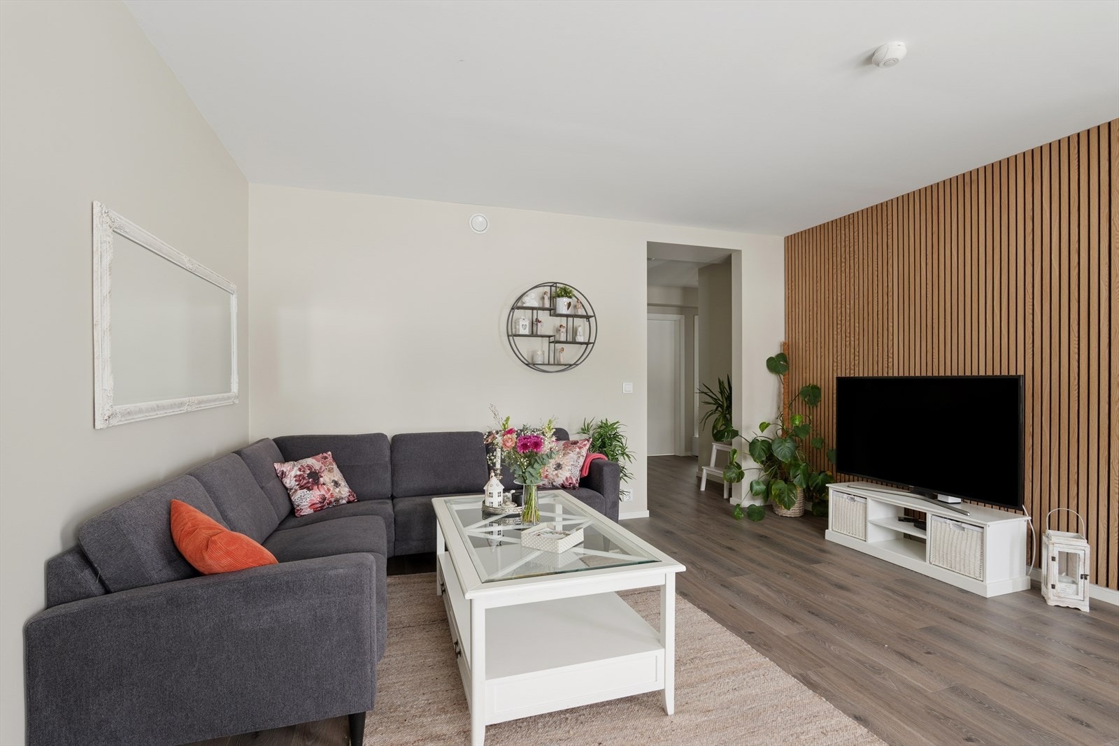 Stuen er praktisk oppført, slik at det er enkelt å møblere etter ønske Galleribilde