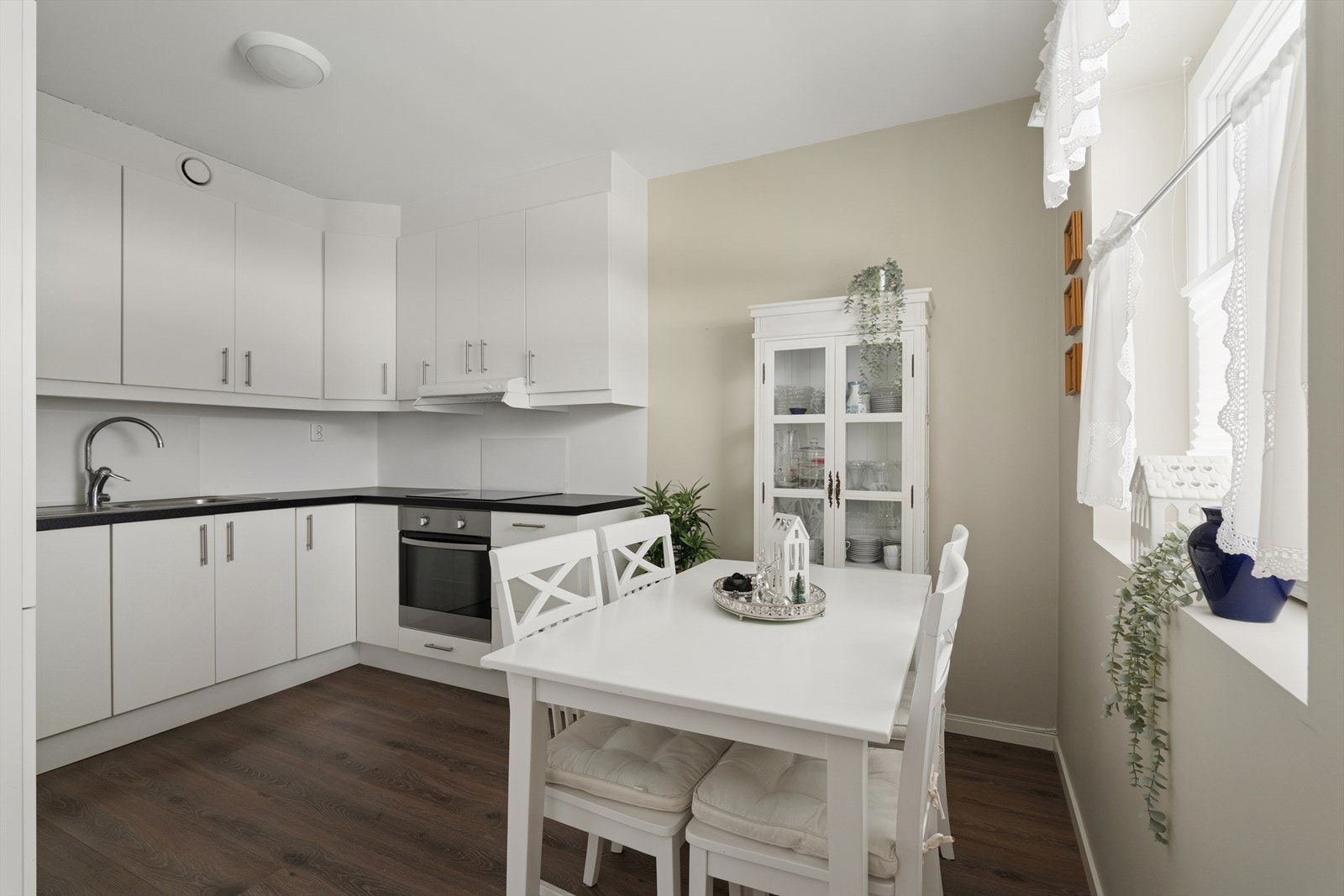 Det er plass til spiseplass på kjøkkenet også. Galleribilde