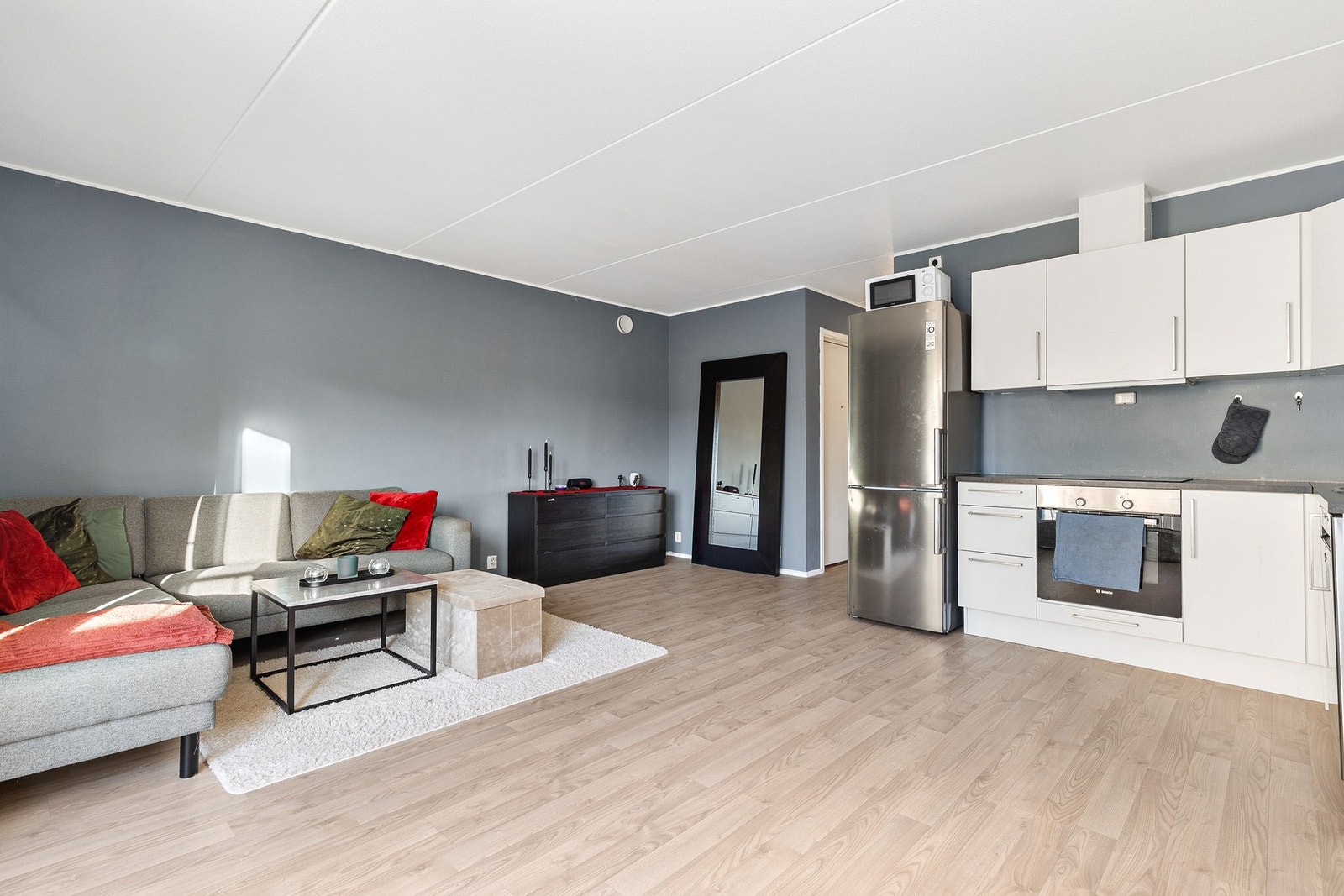 Rommet har plass til sofa og spisebord Galleribilde