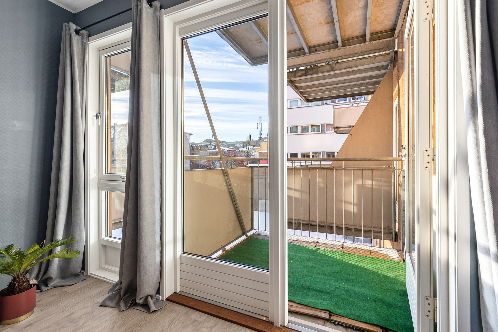 Fra stuen er det utgang til balkong Galleribilde