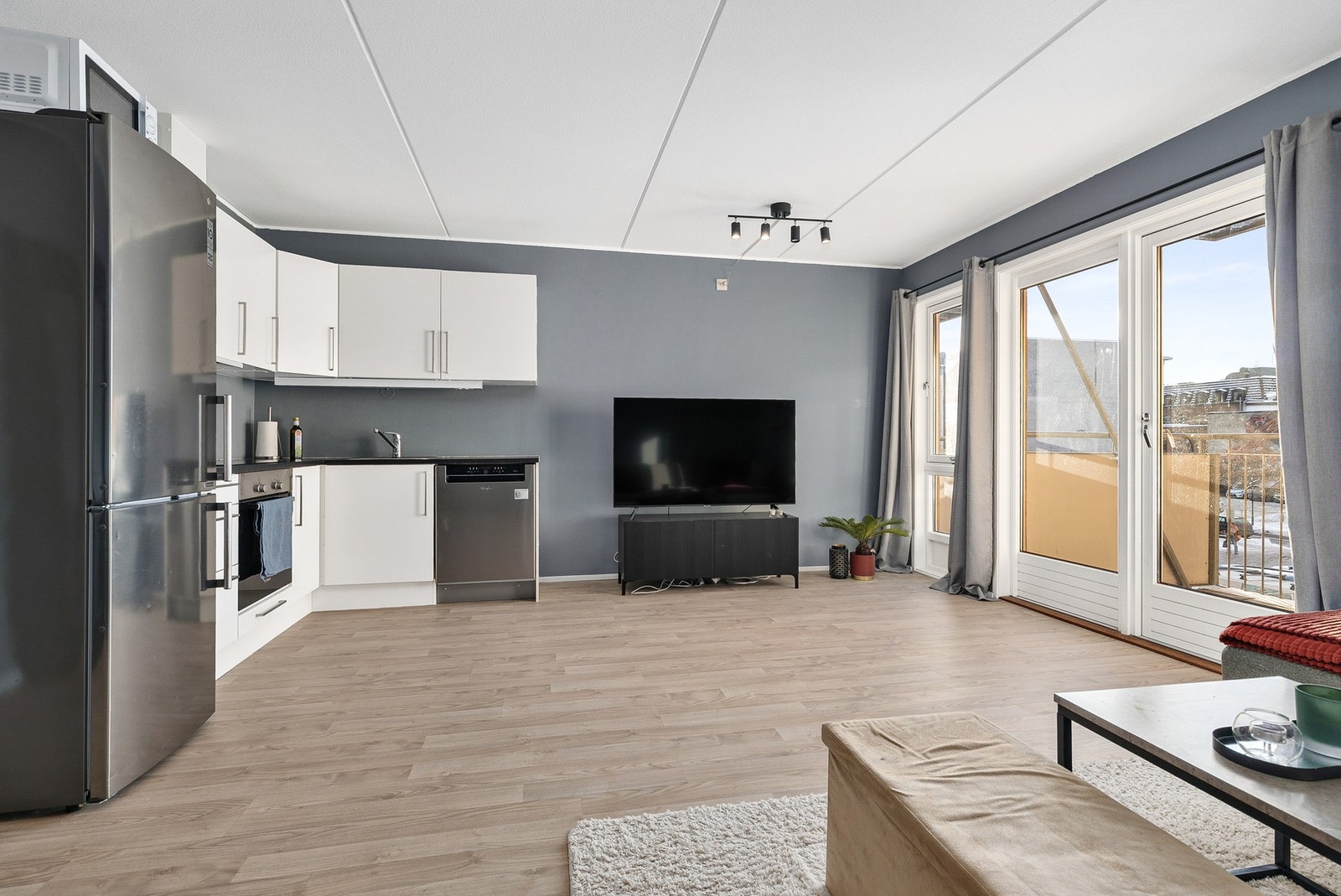 Lys stue med åpen kjøkkenløsning Galleribilde