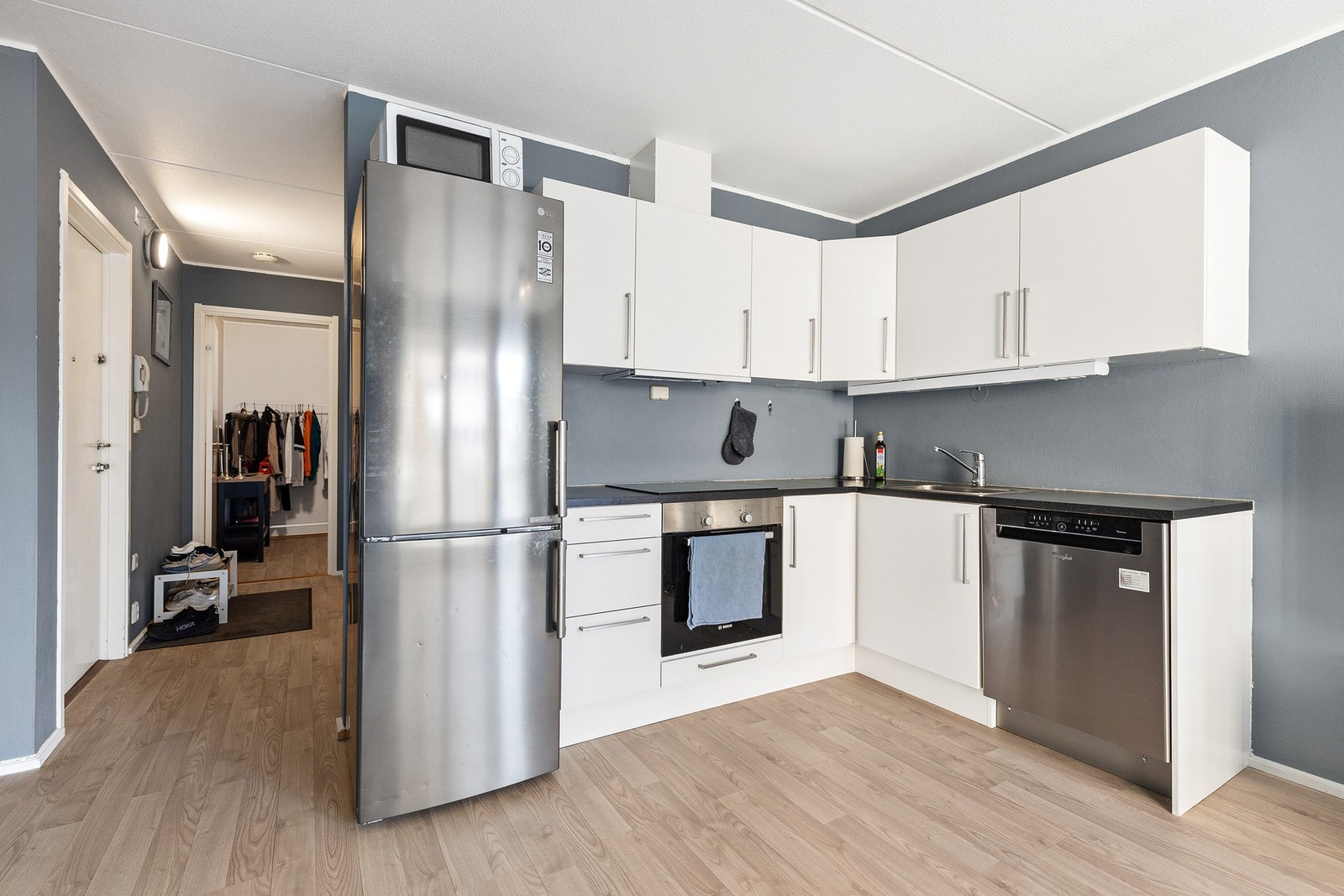 Kjøkkeninnredning med glatte fronter og benkeplate av laminat Galleribilde