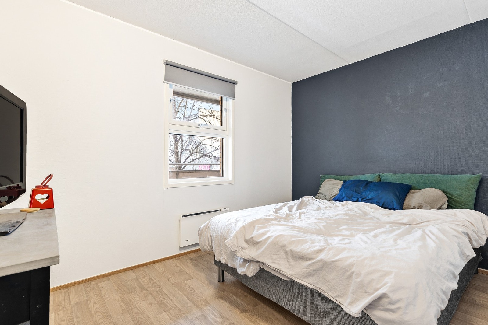 Soverom med fin plass til dobbeltseng og nattbord Galleribilde