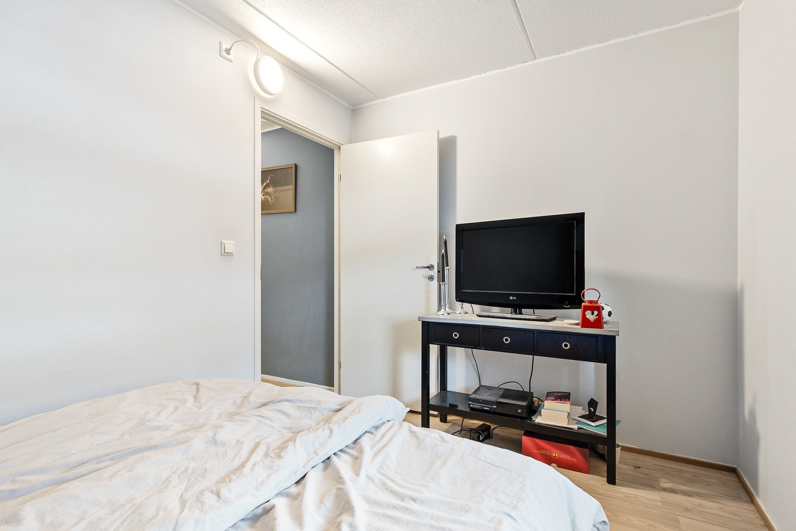 Rommet har laminatgulv og vegger av betong Galleribilde