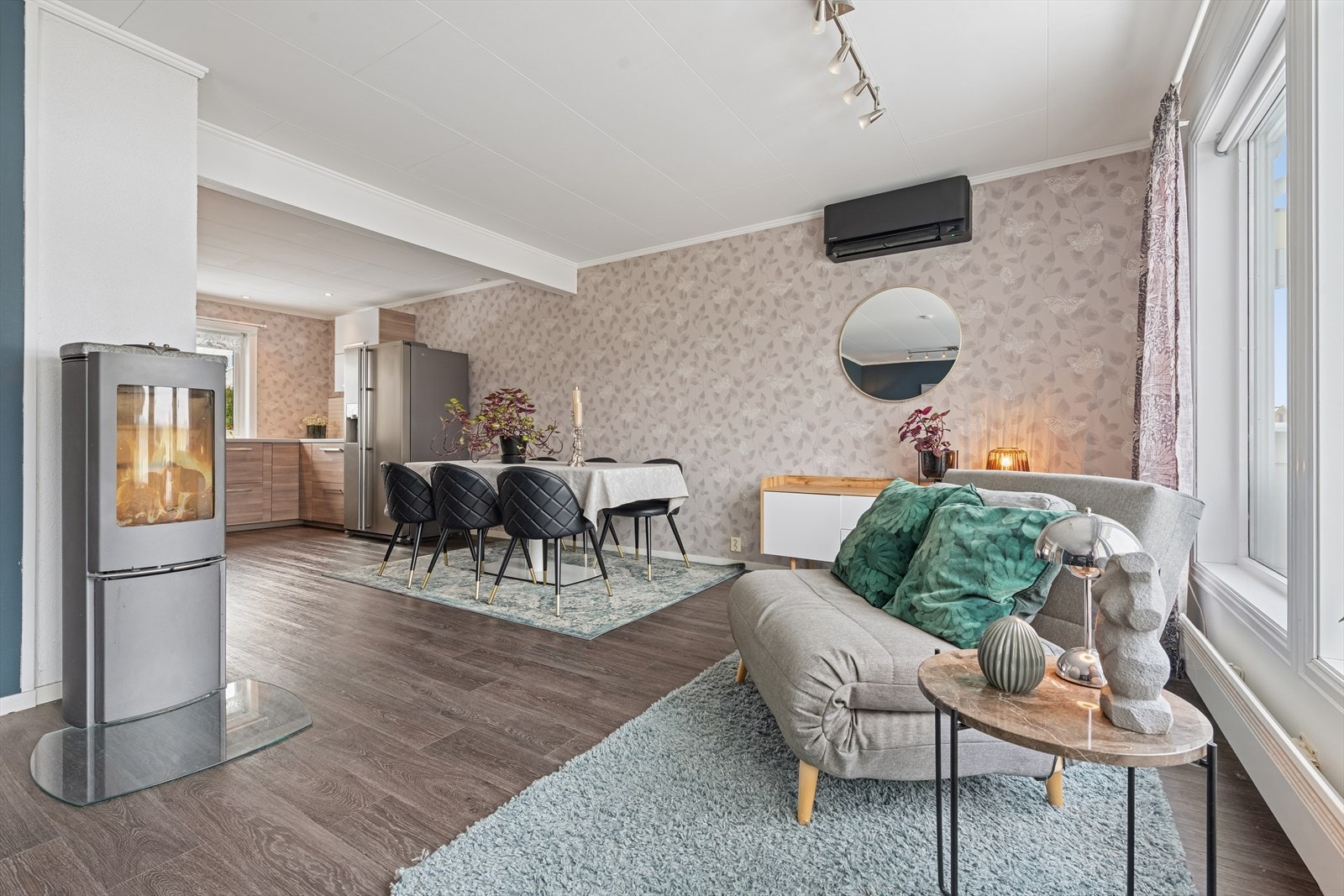 Stuen og kjøkkenet er i en halvveis åpen løsning med naturlig plass for spisestue. Galleribilde