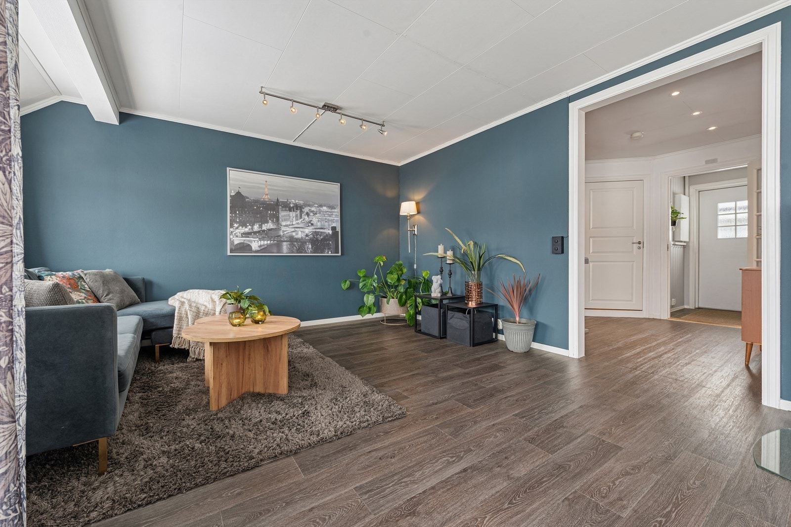 Boligen byr på en romslig stue med flere møbleringsmuligheter. Galleribilde