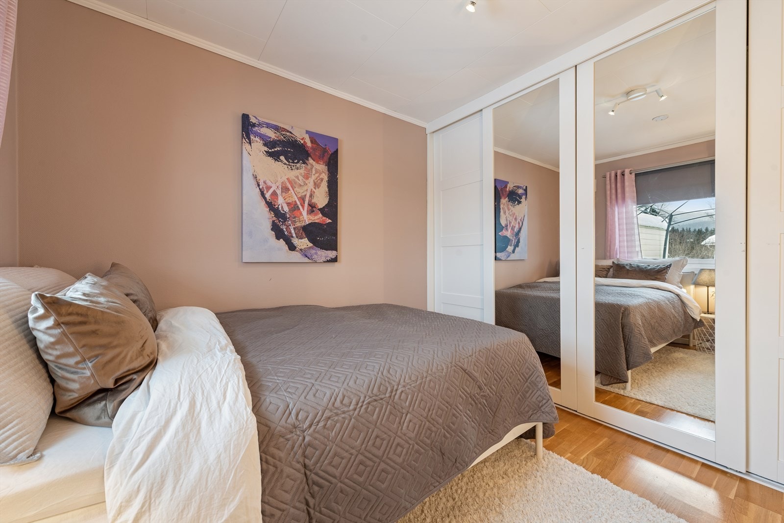 God plass til dobbeltseng, skrivepult og plassbygd garderobeskap. Galleribilde