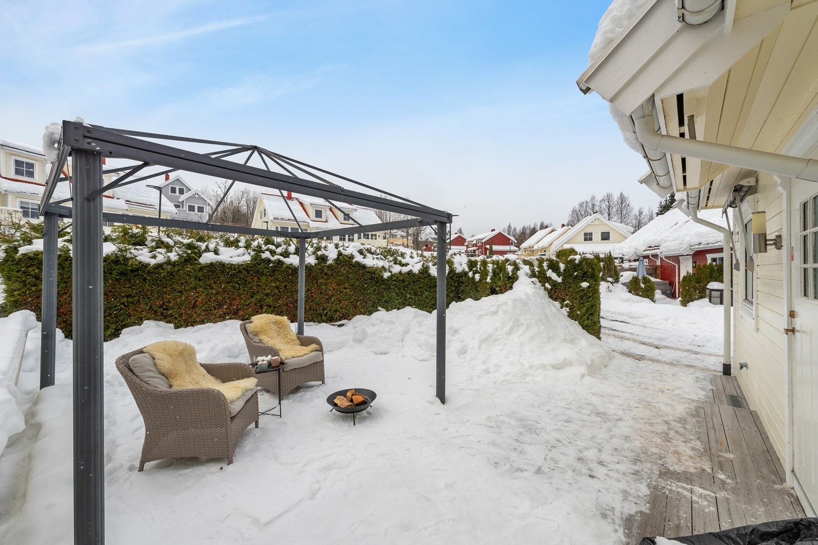 Flott vertikaldelt tomannsbolig over 3 plan med flere pent opparbeidede uteplasser. Galleribilde