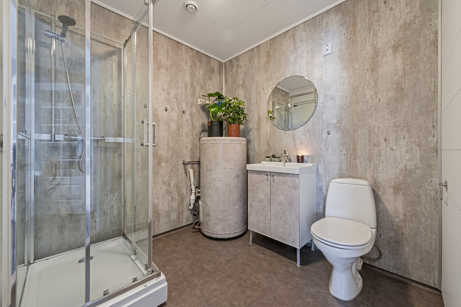 1 av boligens 2 bad finner du i hovedetasjen. Innredet med våtromsplater på vegg, vinyl på gulvet, dusjkabinett, toalett og servant med underskap. Galleribilde