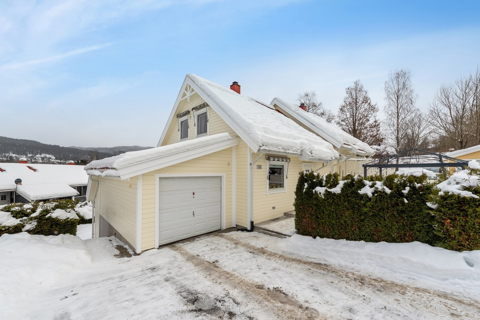 Garasje med elbil lader i tilknytning til boligen. Galleribilde