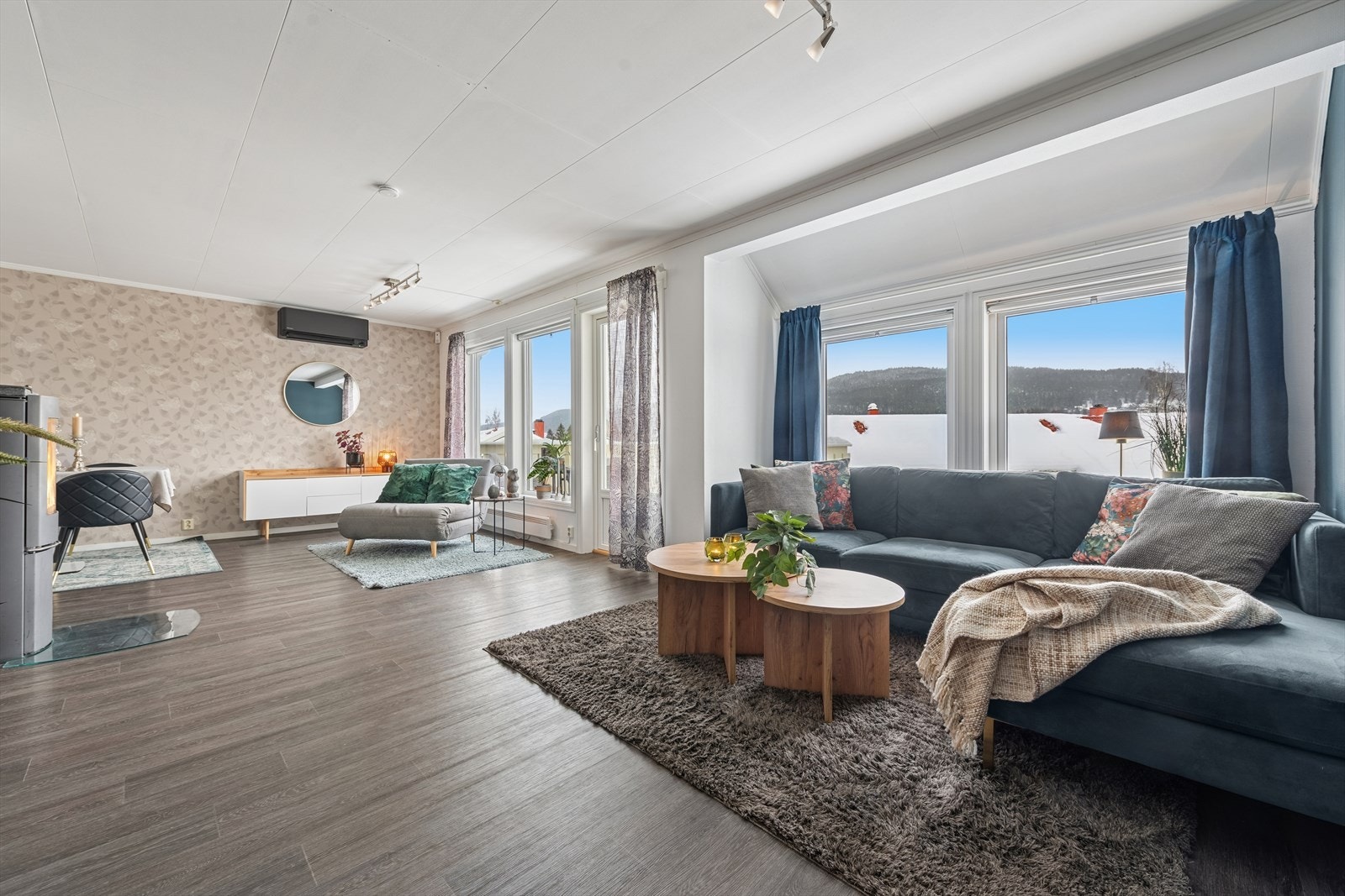 Med store vindusflater slippes rikelig med sollys inn og skaper en herlig atmosfære. Galleribilde