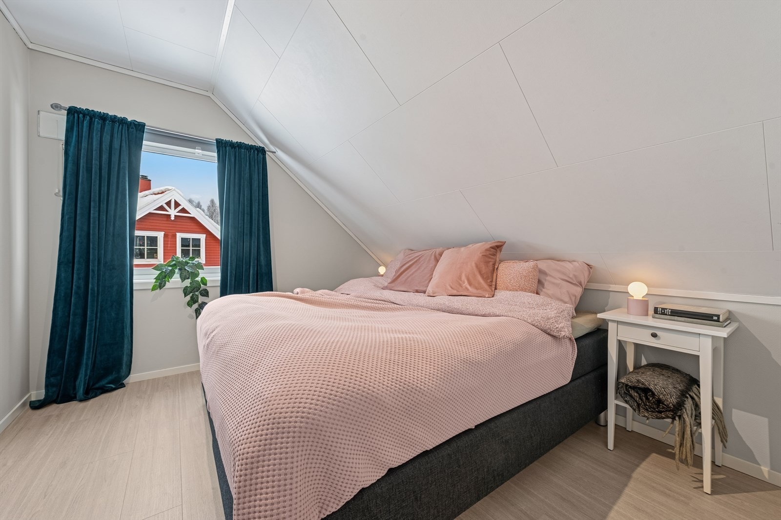 Boligens 3. og 4. soverom befinner seg i 2. etasje og rommer dobbeltseng med tilhørende møblement. Galleribilde