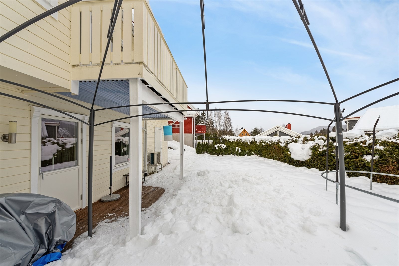 Med utgang fra underetasjen finner du en nydelig og solrik uteplass. terrasse på hele 48 kvm hvor varme sommerdager kan nytes! Galleribilde