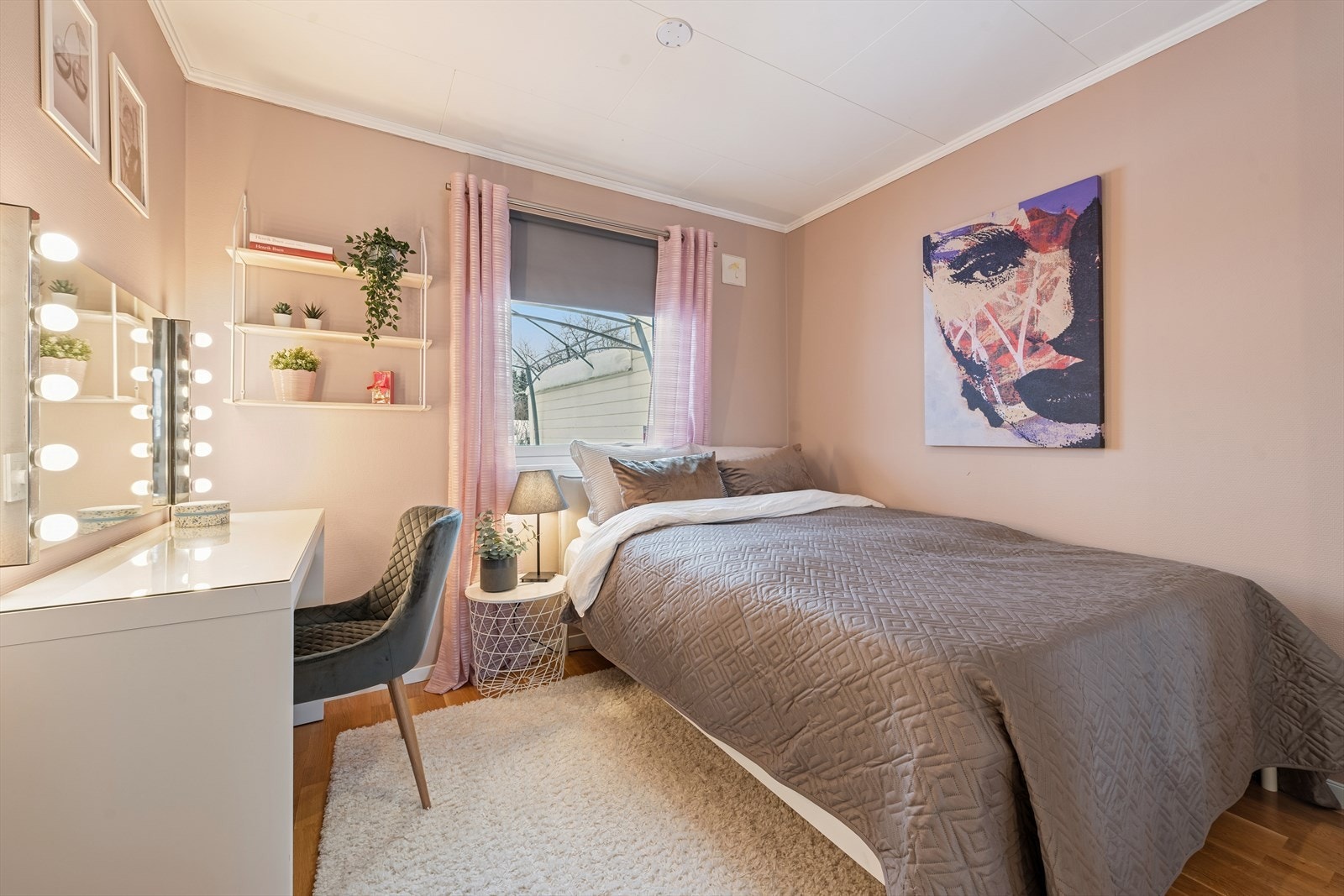 Boligen inneholder hele 4 gode soverom. 2 av dem i underetasjen. Galleribilde