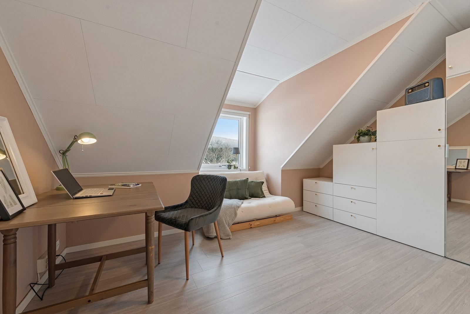 En praktisk loftstue som kommer godt med for barnefamilier. Galleribilde