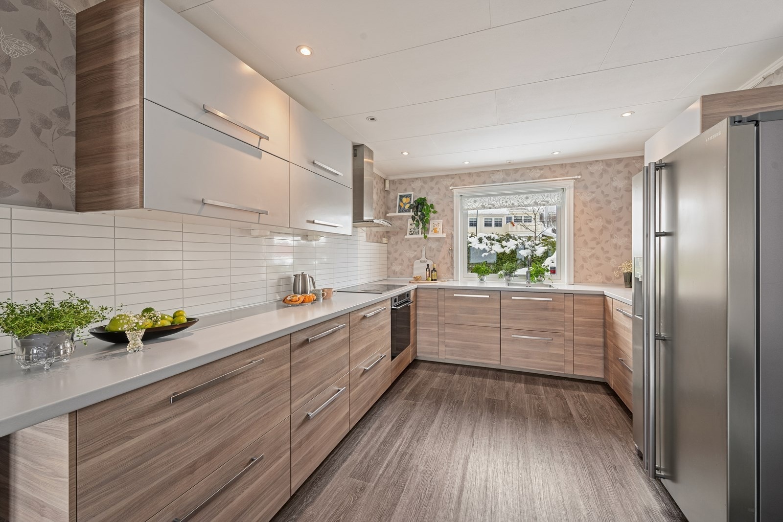 Kjøkkenet er fra 2014 og er praktisk med rikelig benke- og oppbevaringsplass. Galleribilde