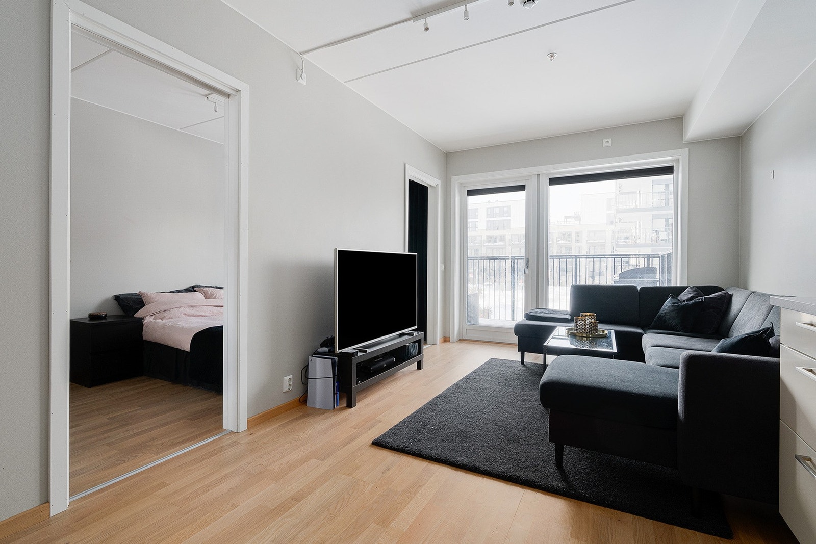 Den åpne løsningen mot kjøkkenet gjør oppholdsrommet ekstra sosialt og innbydende, og gir fine rammer for både hverdagsmiddager og hyggelige sammenkomster. Galleribilde