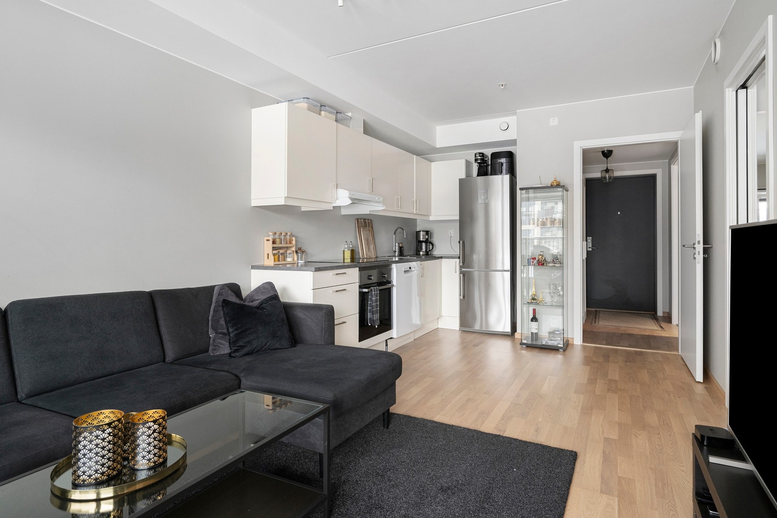 Stuen fremstår som lys, romslig og svært trivelig, med god plass til både sofaseksjon, TV-benk og øvrig møblement. Galleribilde