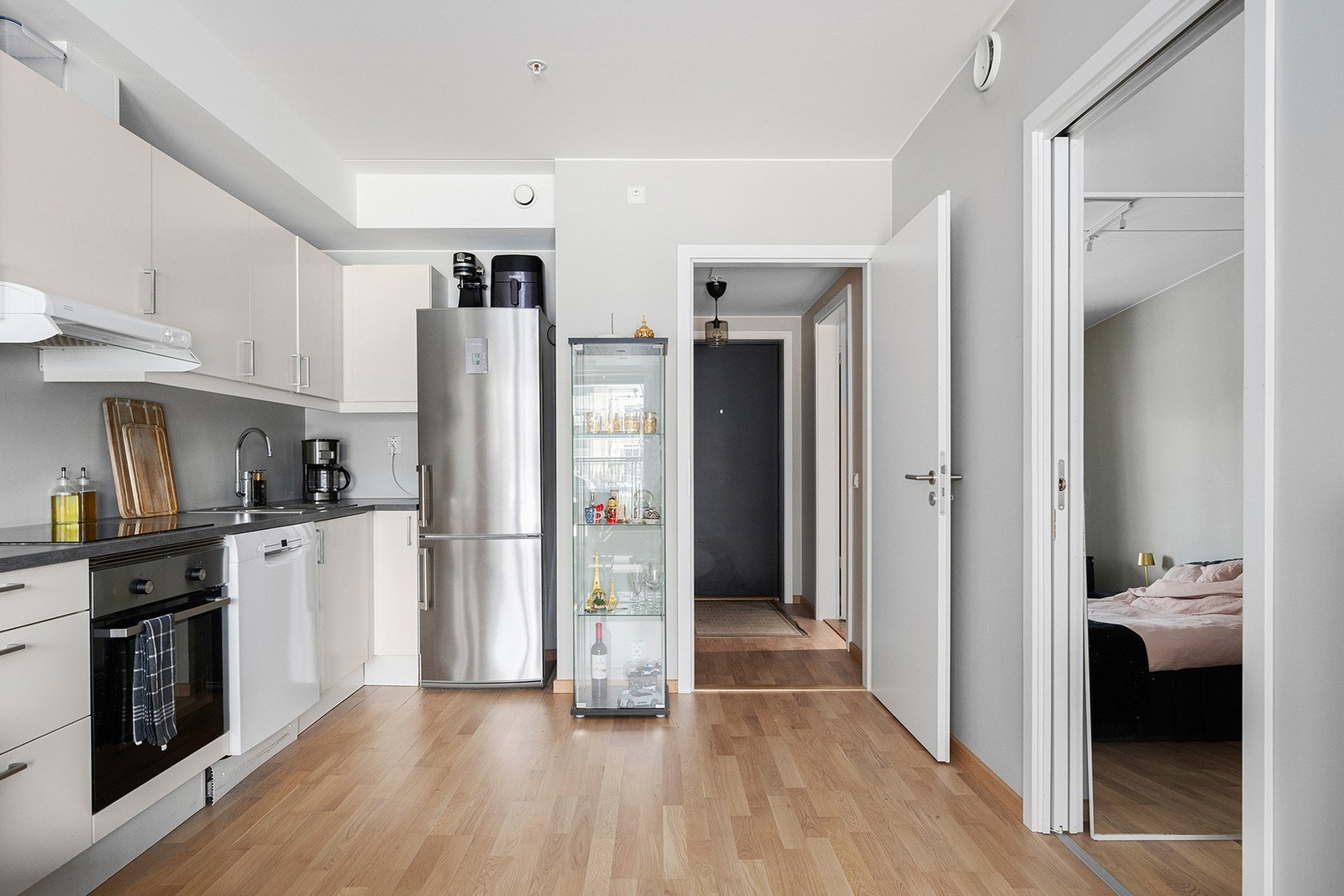 Det er belysning under overskapene som gir godt arbeidslys, samt laminat benkeplate med nedfelt kum i rustfritt stål. Galleribilde