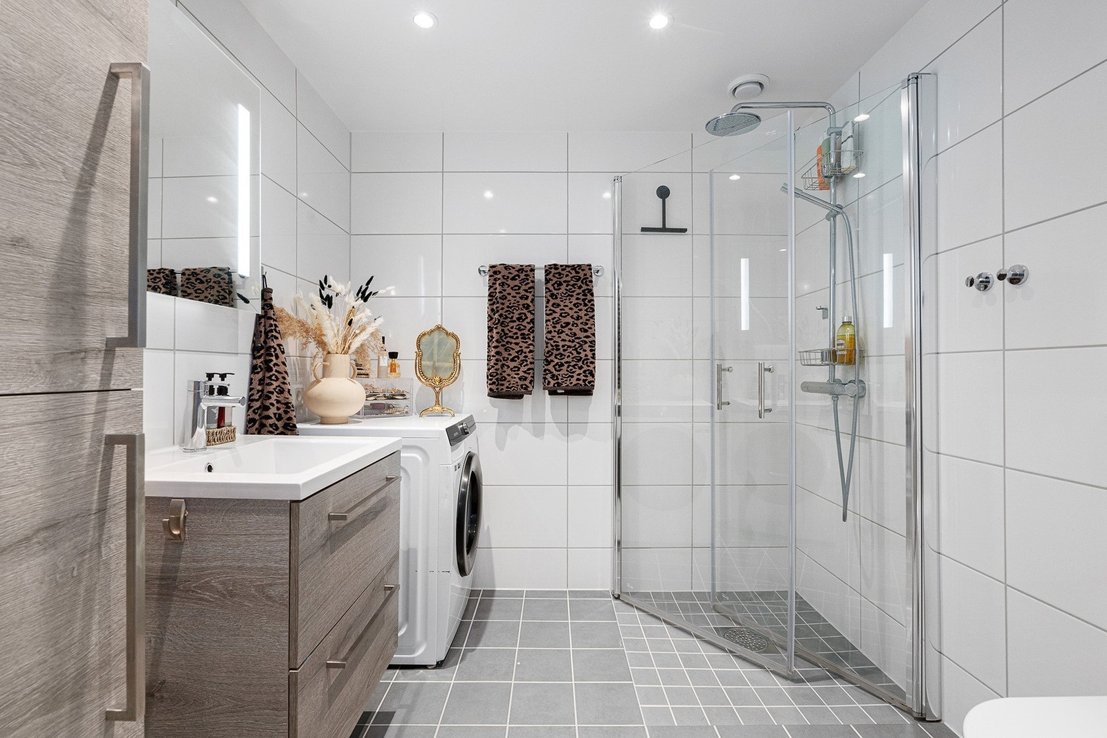 Badet er fra 2020 og fremstår moderne, delikat og funksjonelt med flislagte overflater og tidløse fargevalg. Galleribilde