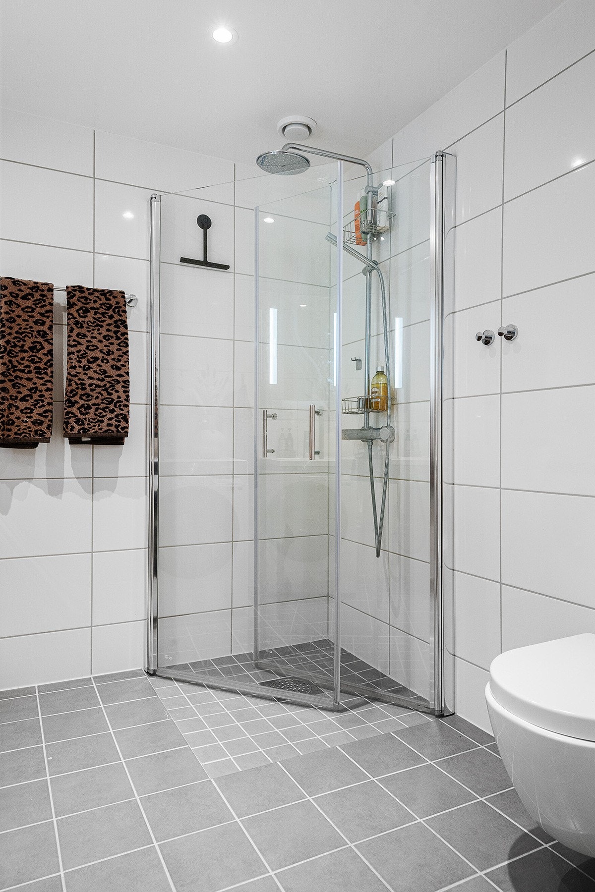 Dusjen har innfellbare dører i herdet glass som gir god romfølelse, videre er badet utstyrt med veggfestet toalett med innebygget sisterne og opplegg for vaskemaskin. Galleribilde