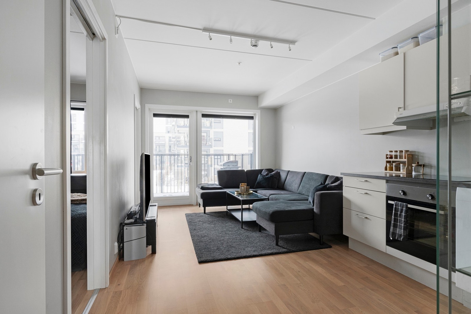 De store vindusflatene slipper inn rikelig med naturlig lys og skaper en luftig og behagelig atmosfære gjennom hele dagen. Galleribilde