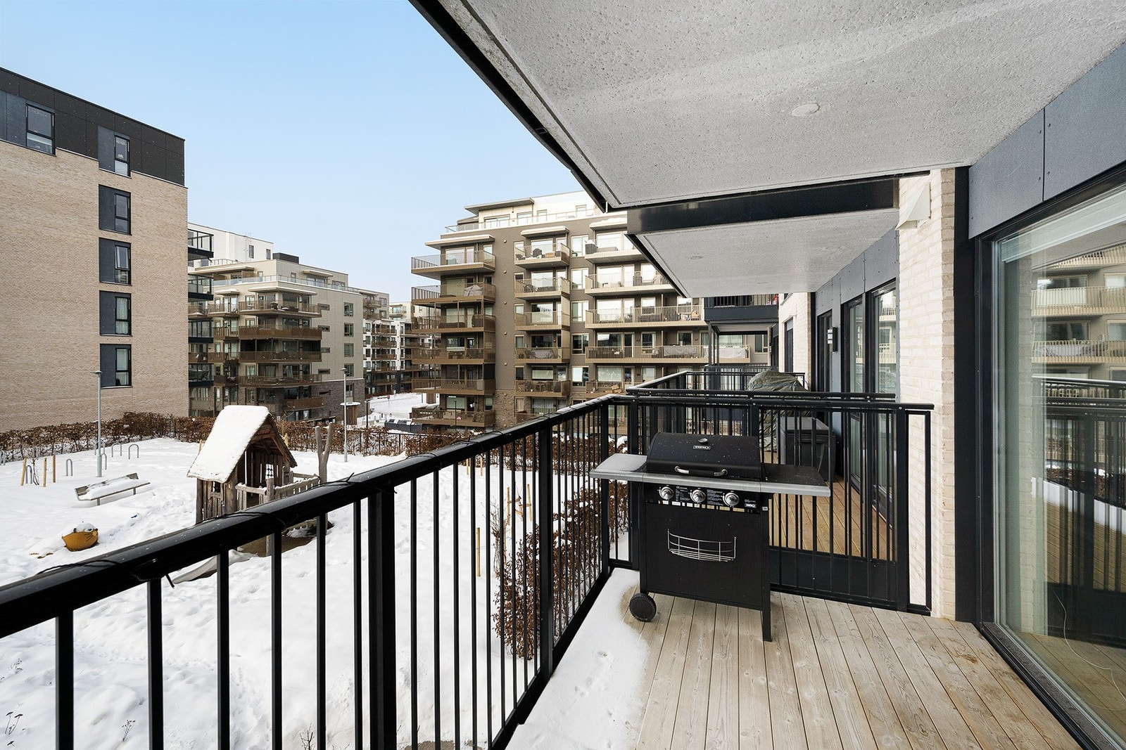 En lys og lekker 2-roms selveierleilighet fra 2020, med attraktiv og sentral beliggenhet. Galleribilde