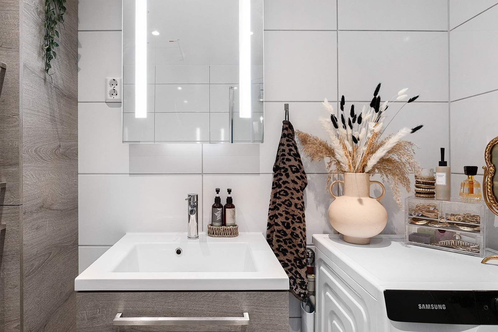 Baderomsinnredningen består av benkeskap og høyskap med glatte fronter, som gir rikelig med oppbevaringsplass. Galleribilde