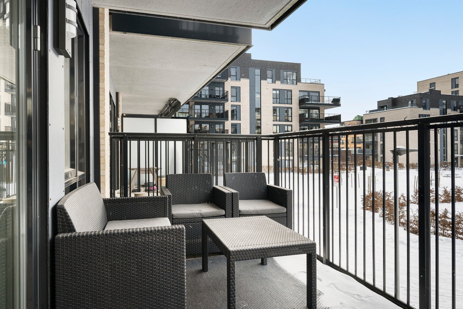 Her ligger forholdene godt til rette for hyggelige utestunder, enten du vil nyte morgenkaffen, lese en bok eller samle venner til en sosial kveld. Galleribilde