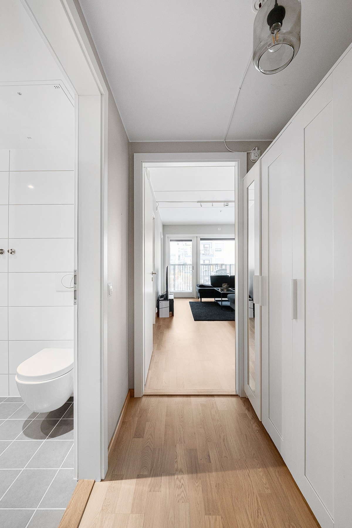 Entréen er utstyrt med garderobeskap med glatte fronter som gir et stilrent uttrykk og gode oppbevaringsmuligheter. Galleribilde