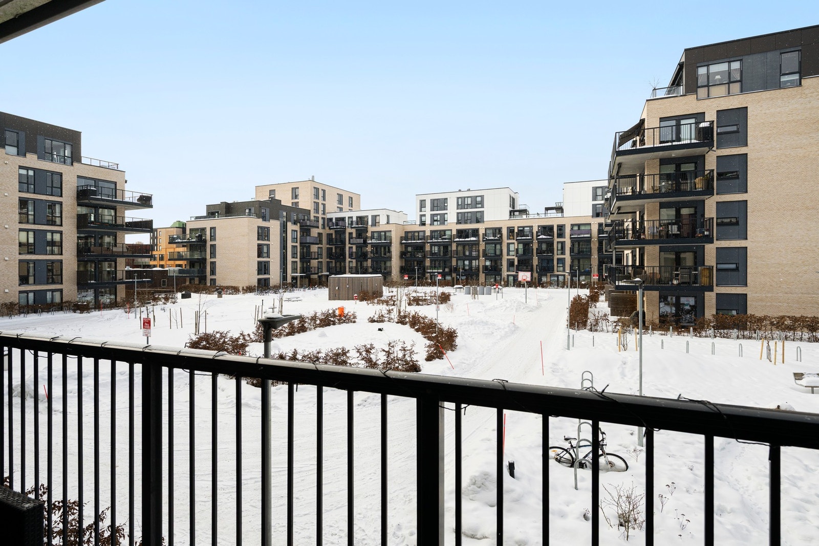Fra stue og kjøkken er det utgang til en romslig balkong på ca. 9 m², utført i betongkonstruksjon med terrassebord og rekkverk i metall. Galleribilde