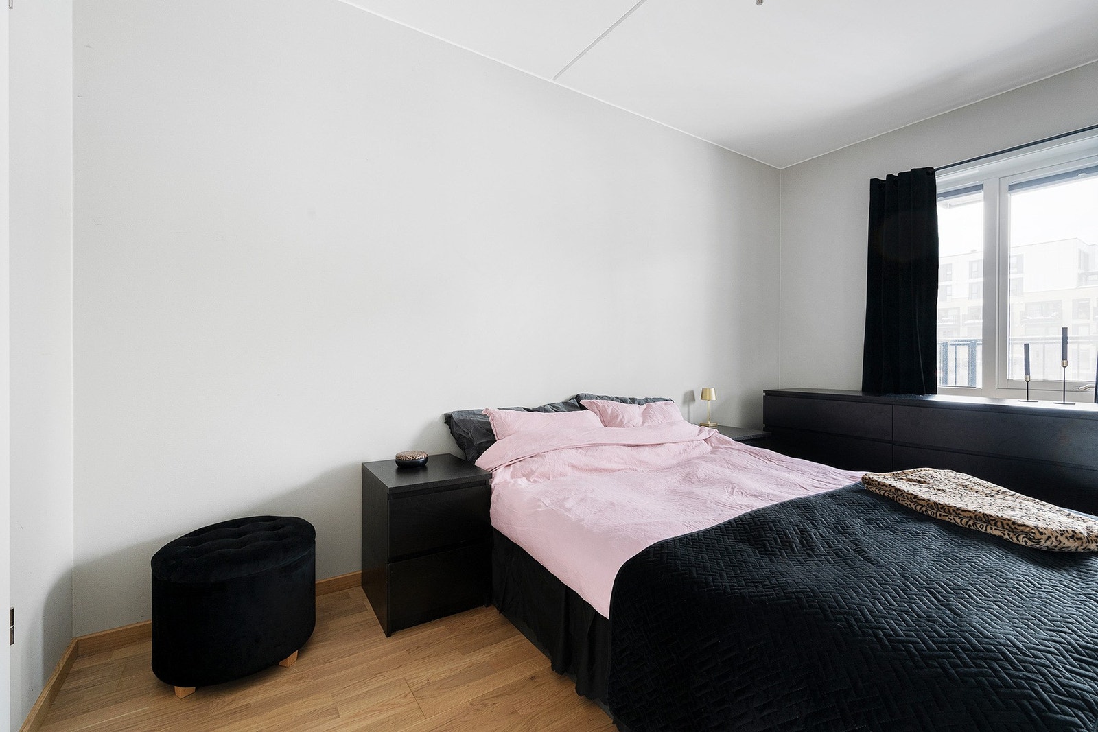 Soverommet er lyst, rolig og innbydende, med god plass til seng, nattbord og garderobeløsning. Galleribilde