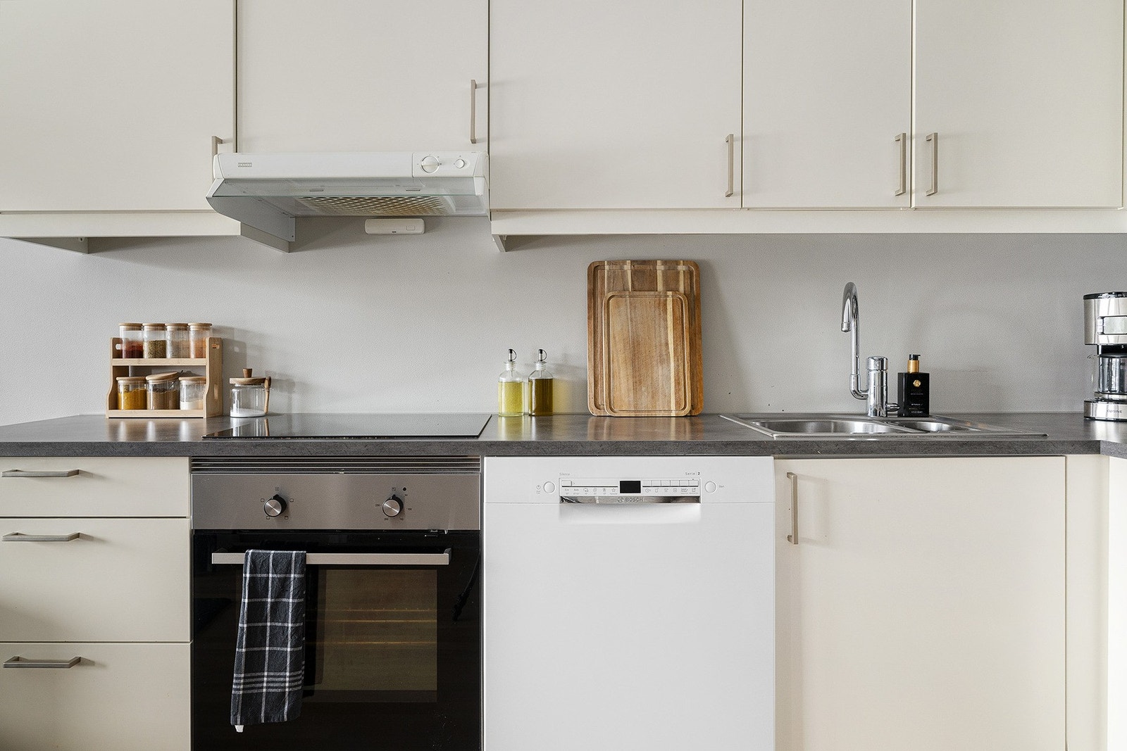 Kjøkkenet er utstyrt med integrert platetopp og stekeovn, ventilator og opplegg for oppvaskmaskin. Galleribilde