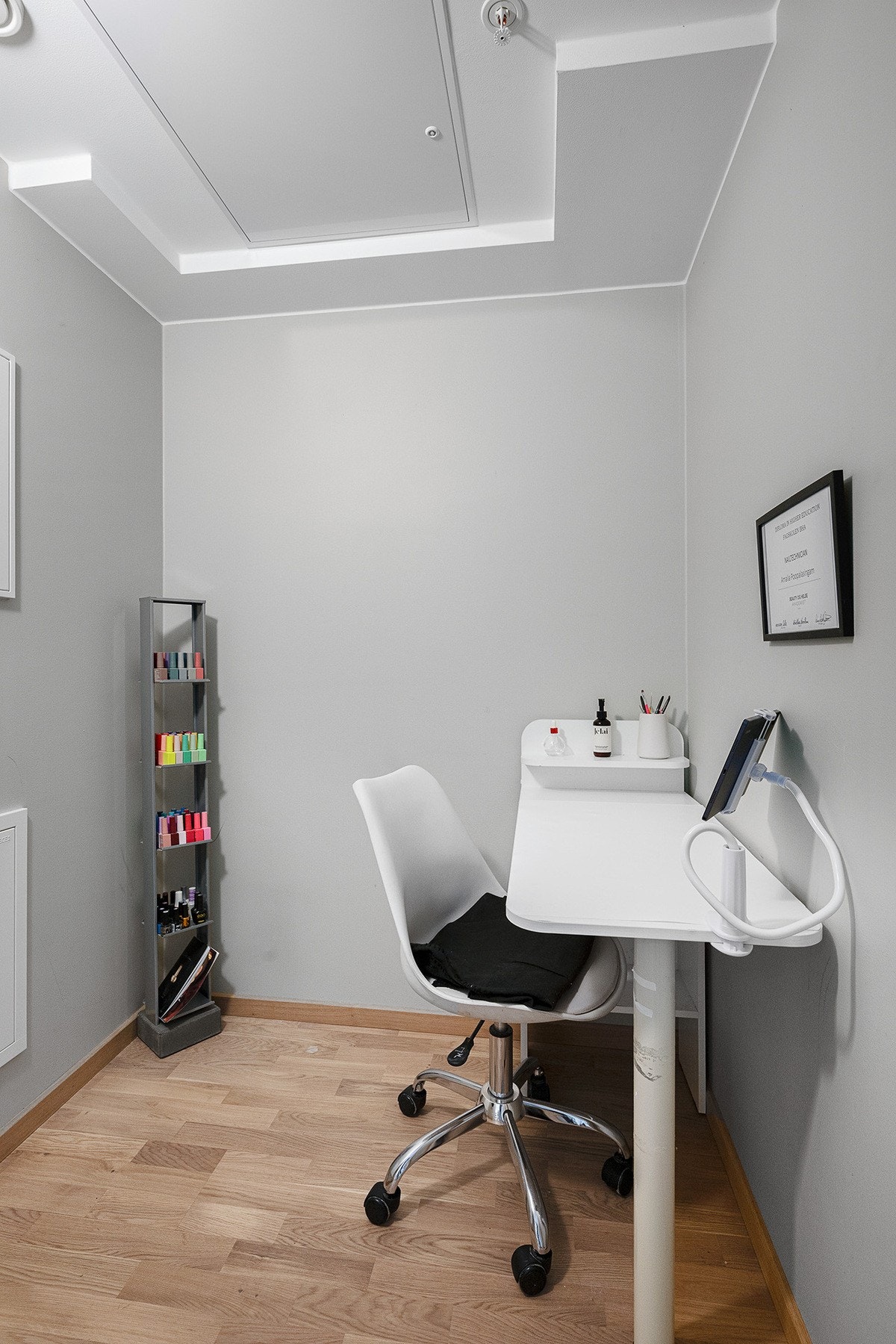 Rommet kan enkelt tilpasses med skap eller hyllesystem etter behov, og gir fleksible løsninger for smart lagring. Galleribilde